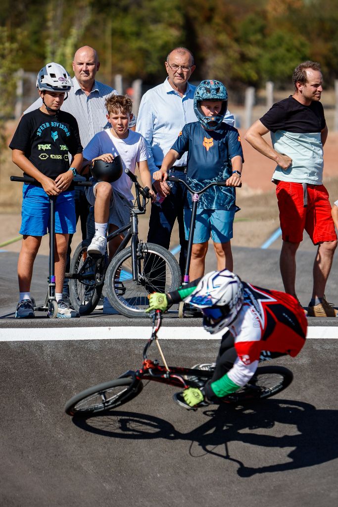 BMX versenyző éles kanyarban