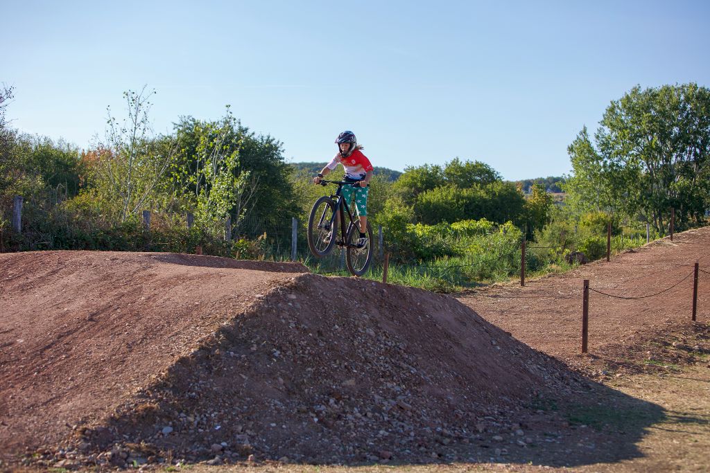 Dirt jump - kerékpáros ugratás közben