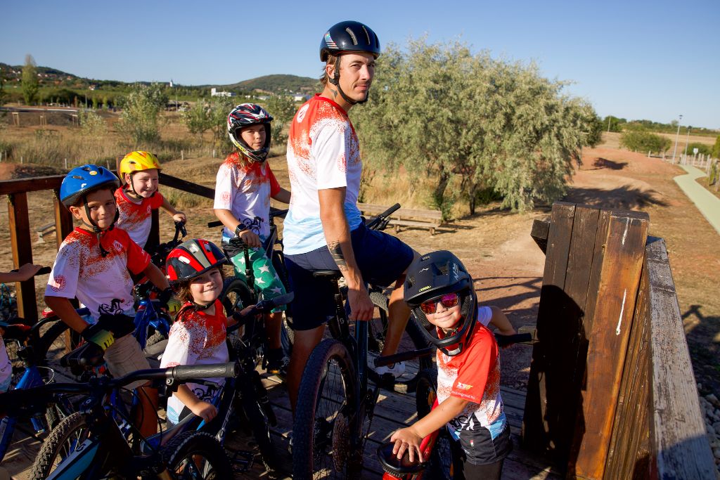 Dirt jump - edző és gyerekek csoportja a kilátóplatformon