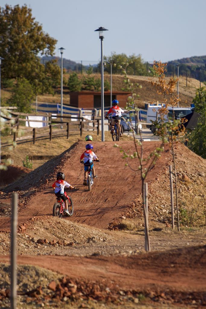 Flow trail - kerékpárosok a klubépület közelében