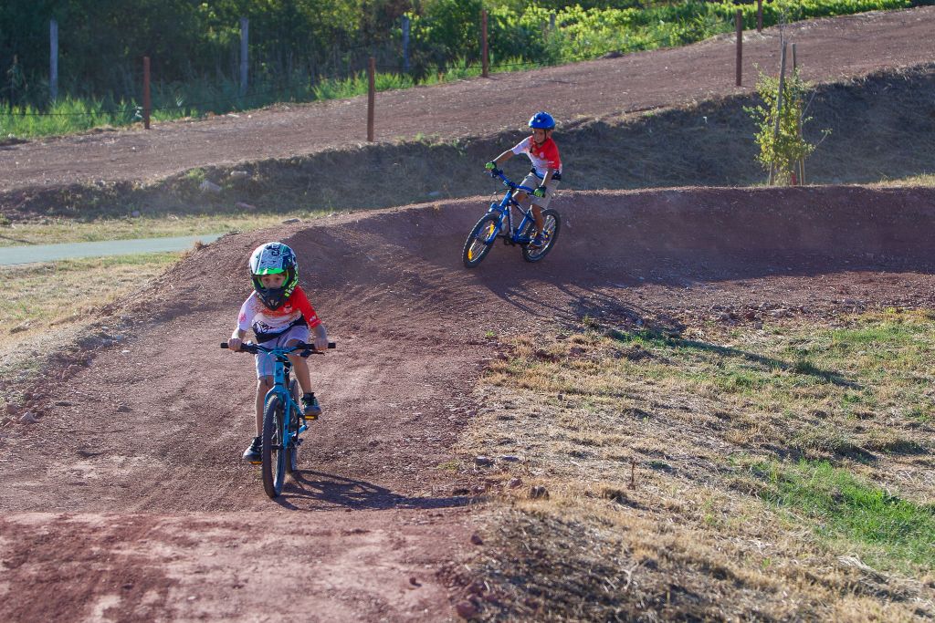 Flow trail - két kerékpáros a kanyarban