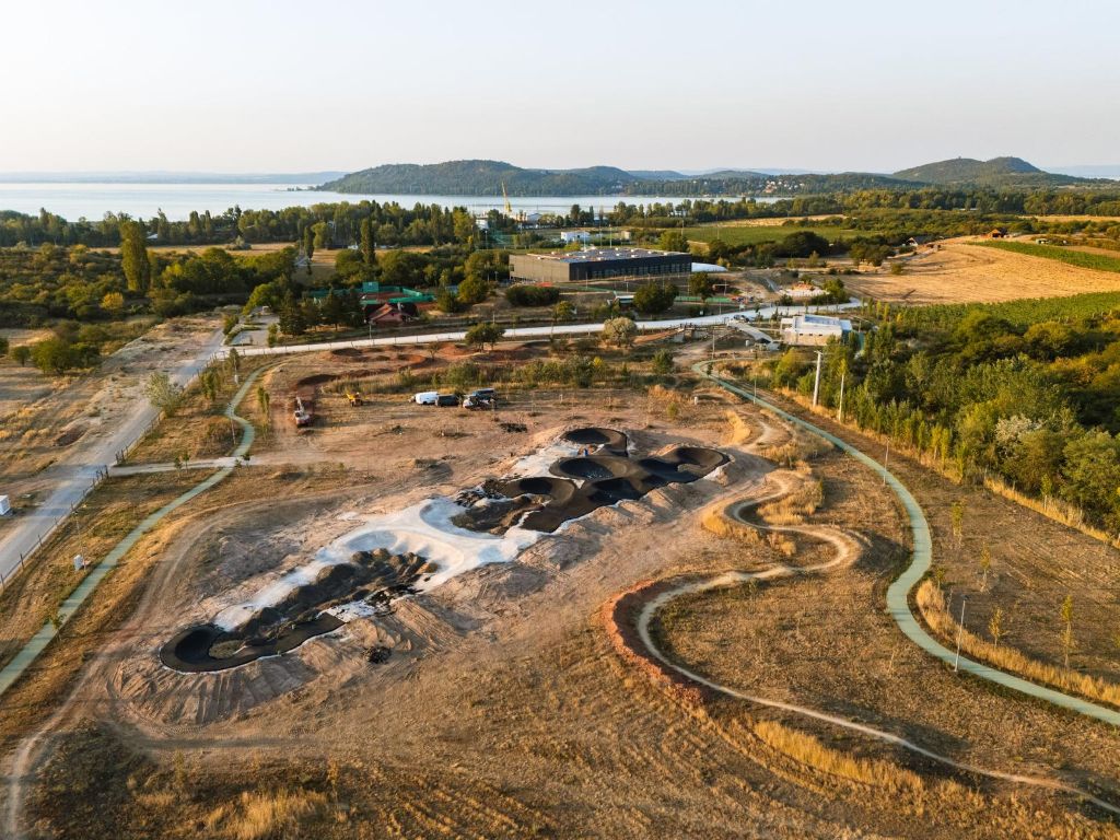 A Balaton Bringa Suli teljes pályakomplexuma madártávlatból, Balatonfüred, Forrás Sportpark