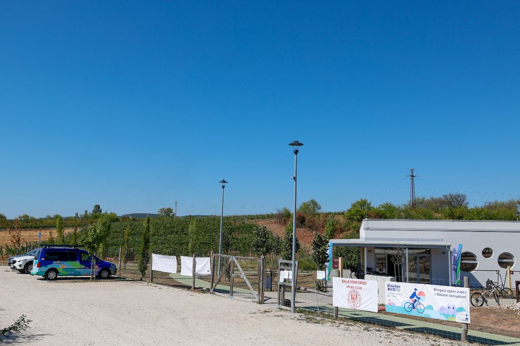 Parkoló - valódi fotó, a klubház bejárata mellett