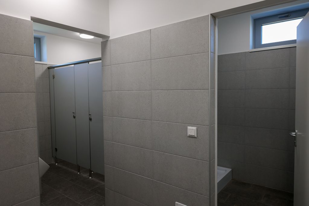 WC blokk belső tere - fülkék és zuhanyzó