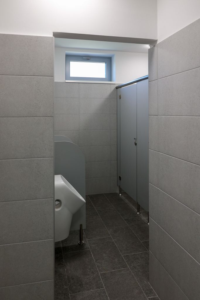 WC blokk belső tere - piszoár és fülkék