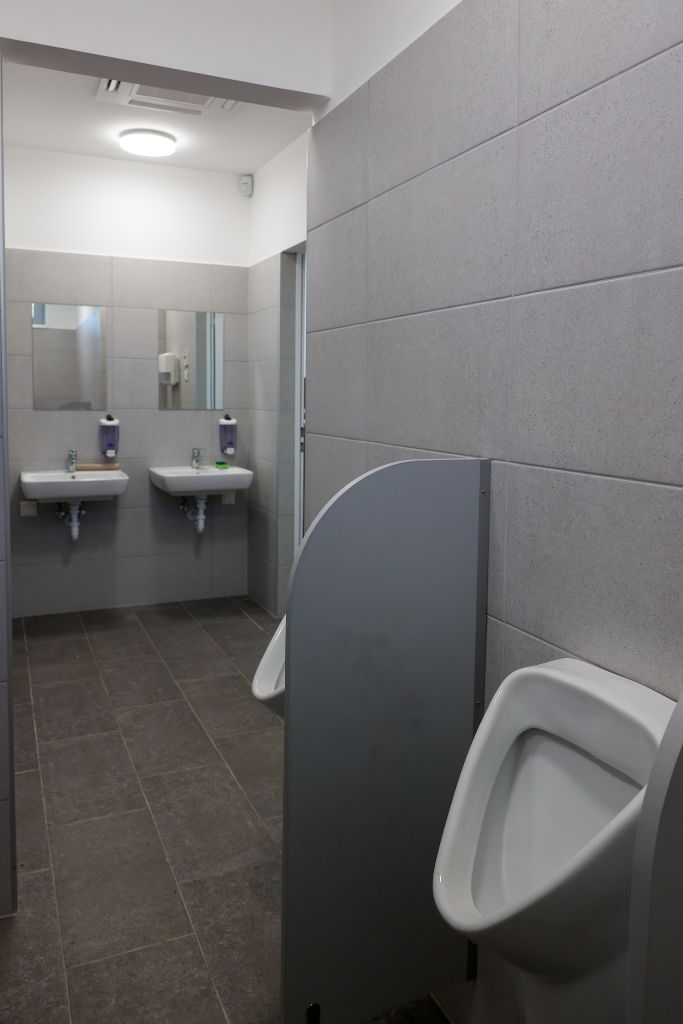 WC blokk belső tere - piszoár és mosdók másik nézetből